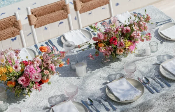 Catégorie Prestataire Wedding By Barbara Table de mariage élégamment décorée avec nappage texturé, centres de table floraux colorés, bougies et vaisselle raffinée en extérieur